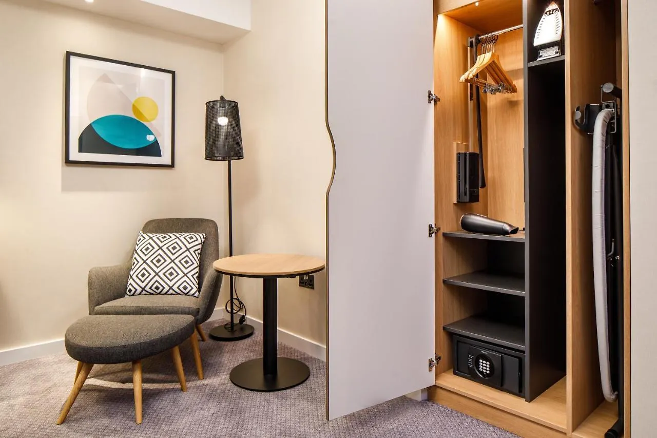 Holiday Inn Manchester Airport T2 By Ihg Hale  4*, Hale (Greater Manchester)